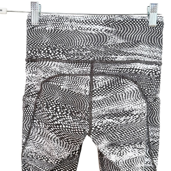 Lululemon In Movement Size 4 Crop Everlux 19" Swerve Vapor Metal Grey Legging - Picture 4 of 9